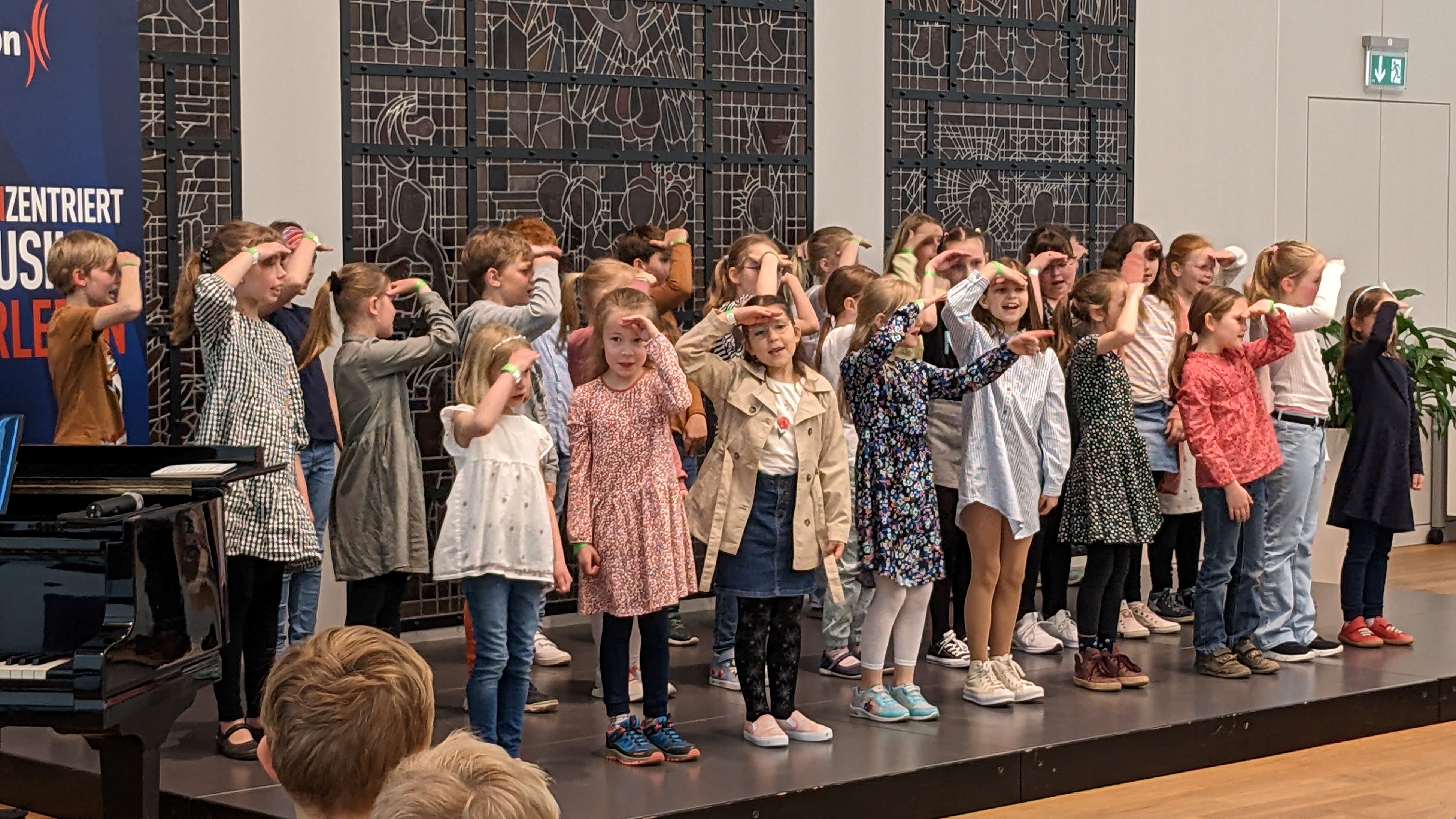 Kinder des Kleinen Kinderchors beim Proben und Singen