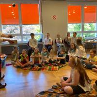 Kindern wir etwas gezeigt