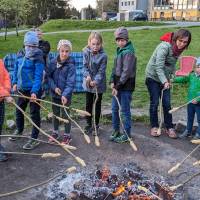Kinder am Lagerfeuer grillen 