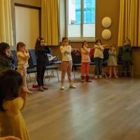 Kinder machen Elephanten übung