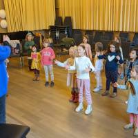 Kinder machen Tanzübungen