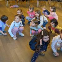 Kinder sind in der Hocke